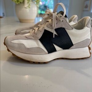 New Balance 327 Black/White Women’s 7.5, Men’s 6